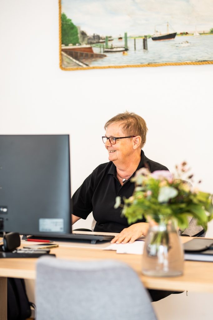 Martina Czerwinski, Hausverwaltung und Buchhaltung